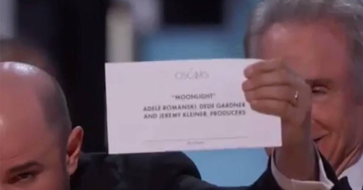 Oscar 2017 premiano per sbaglio La La Land e il cast scende dal palco