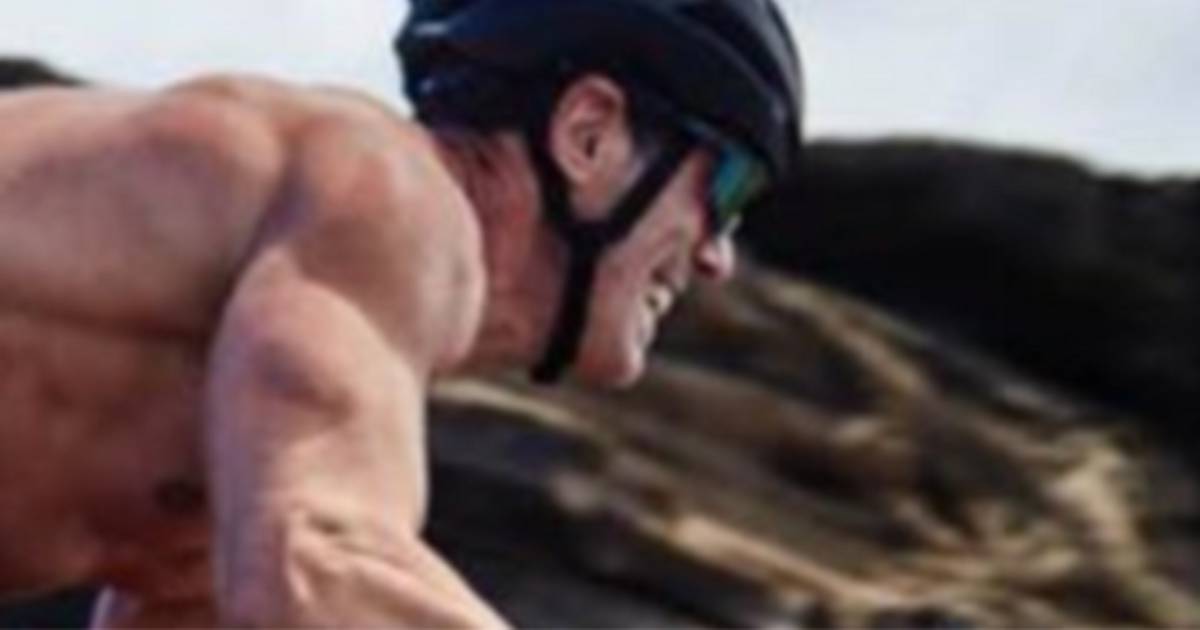Mario Cipollini Re Leone completamente nudo in sella alla sua bici