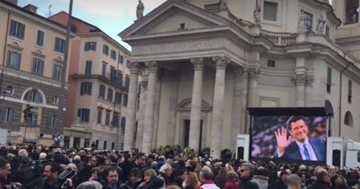 Addio a Fabrizio Frizzi in migliaia a piazza del Popolo per i funerali