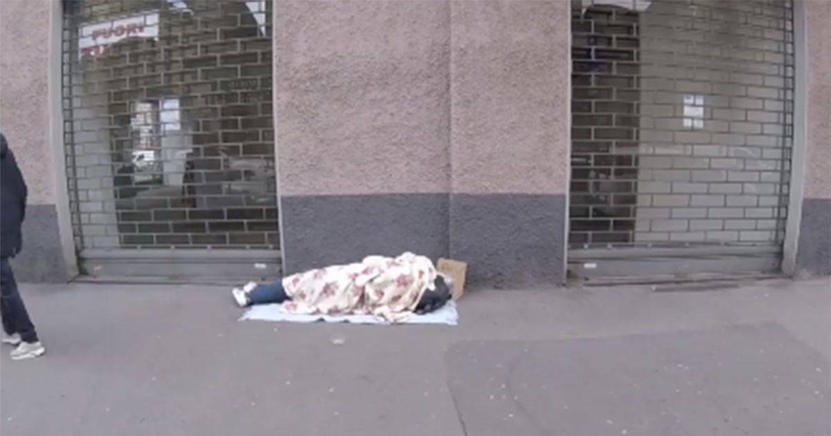L8217esperimento il senzatetto che dorme accanto a 100 euro In quanti glieli rubano