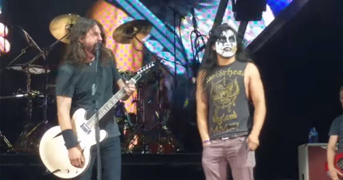 Fan dei Foo Fighters sale sul palco e ruba la scena a Dave Grohl