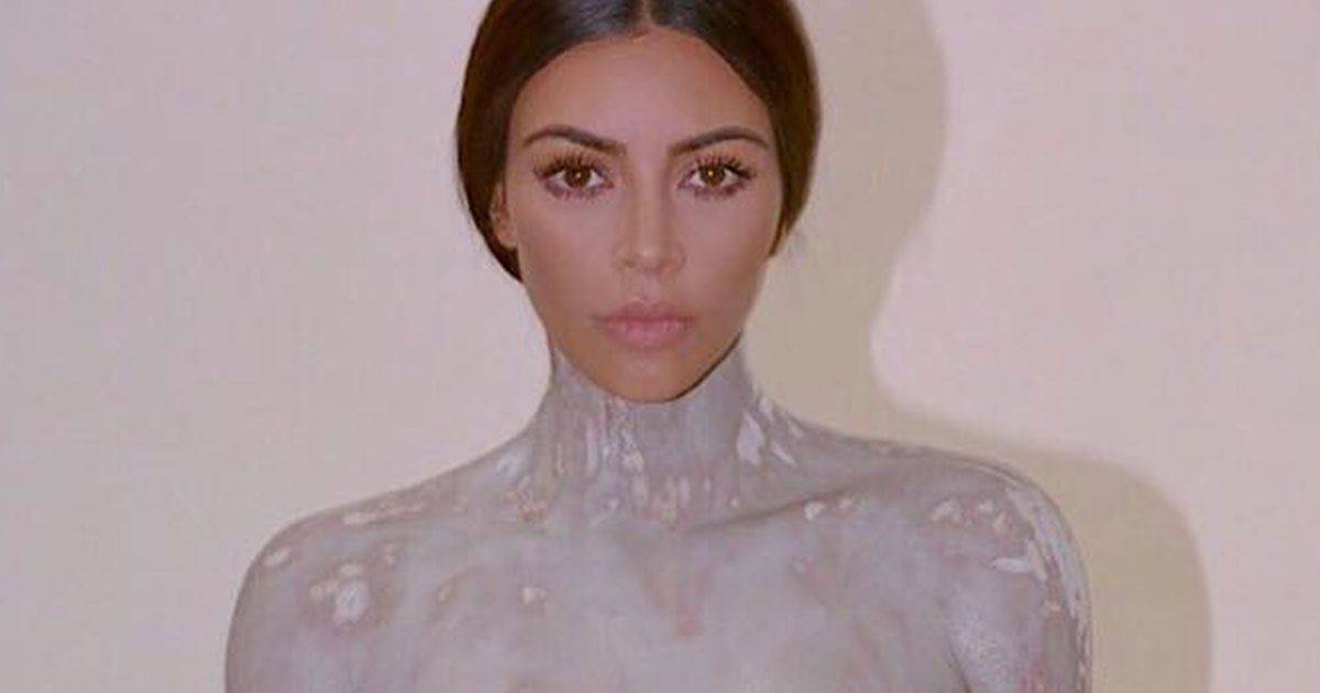 Kim Kardashian posa senza veli per il lancio del profumo