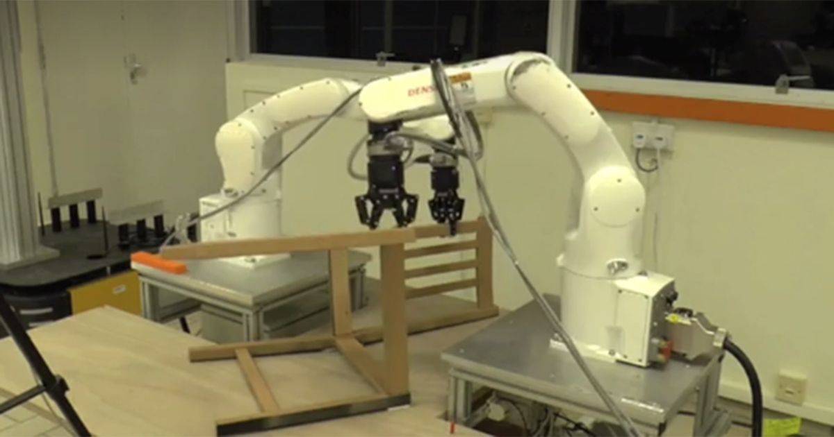 Cos il robot costruisce in soli 9 minuti la sedia di Ikea