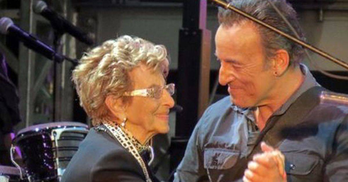 Bruce Springsteen balla con la mamma di 90 anni