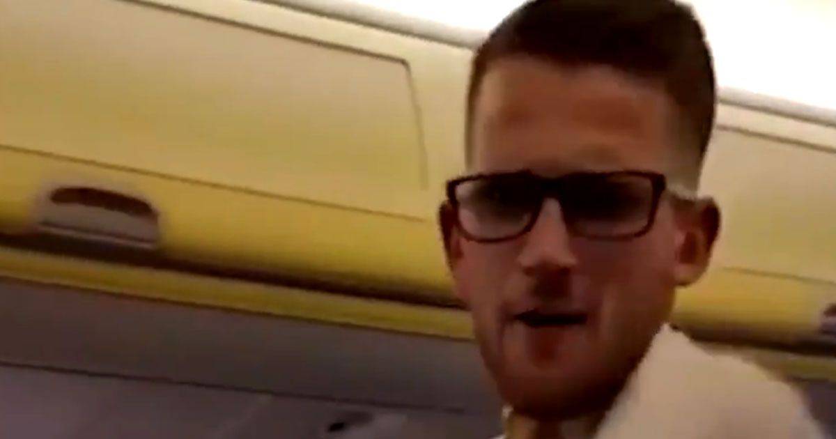 Lo steward della Ryanair balla Toxic come Britney Spears