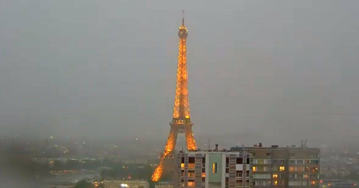 Torre Eiffel elettrizzata l8217attimo in cui il fulmine la colpisce  storico