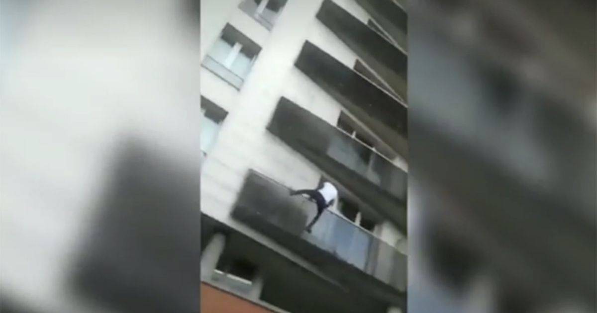 Parigi eroico spiderman maliano salva bambino sospeso al quarto piano