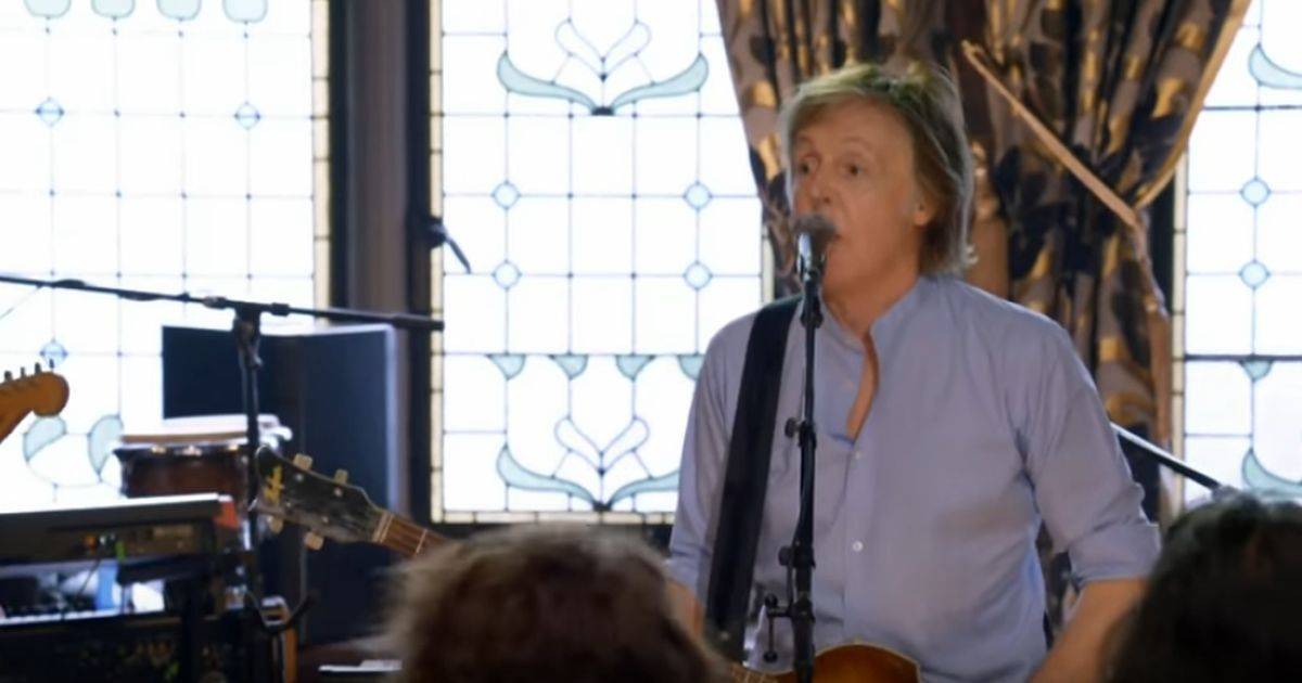 Paul McCartney a sopresa canta live in un pub