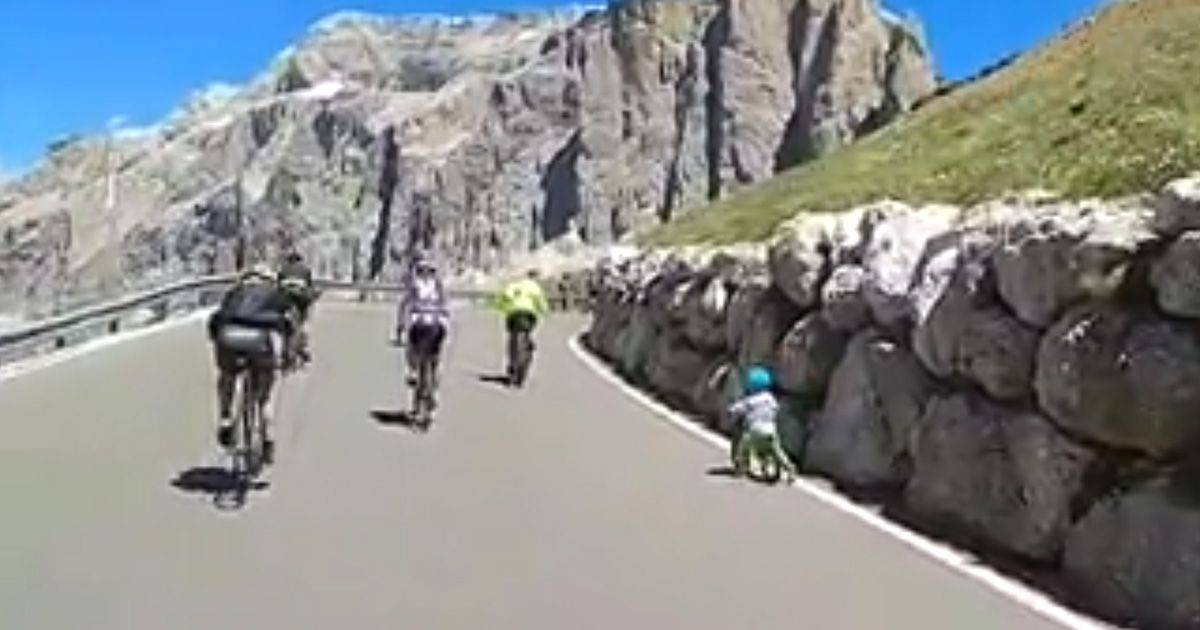 Il bambino di due anni irrompe in bici sulle Dolomiti e scala il monte Sella
