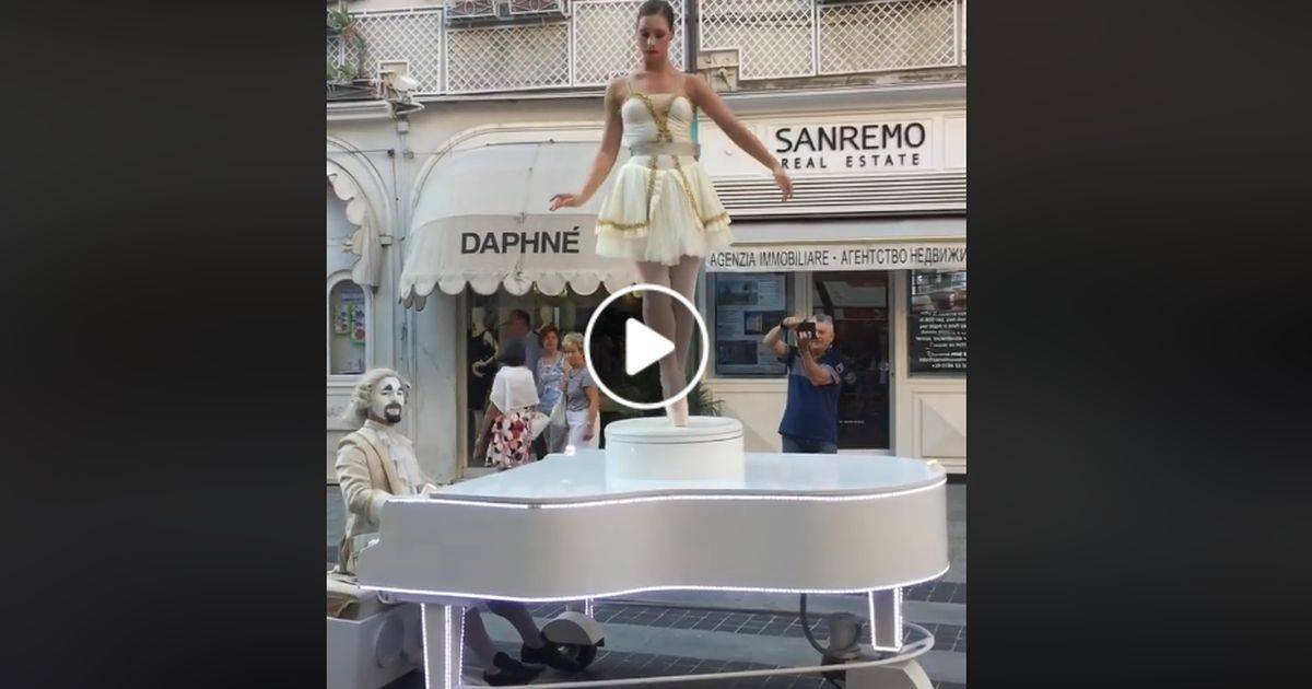 Il carillon vivente incanta i passanti a Sanremo
