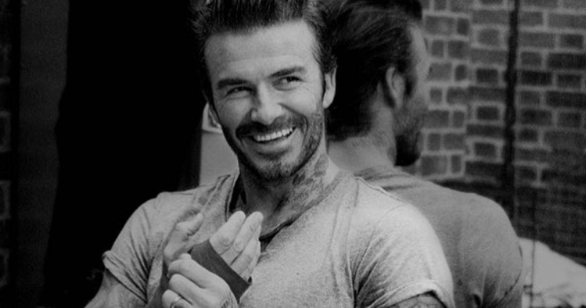 David Beckham immortalato sul pavone gonfiabile