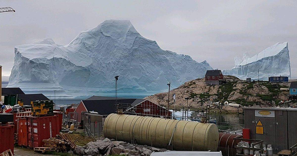L8217iceberg  gigantesco evacuato un villaggio in Groenlandia