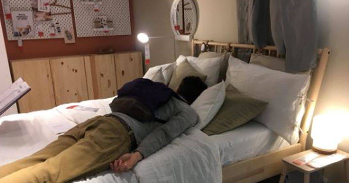 Bloccati per un incidente stradale Ikea offre posti letto agli automobilisti per dormire