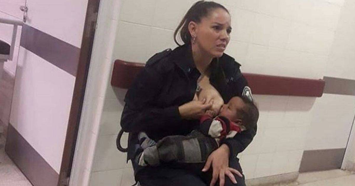 Poliziotta allatta il figlio di una detenuta e riceve una promozione