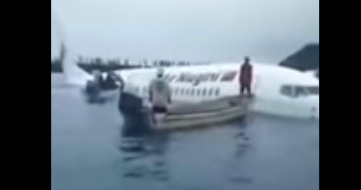Un atterraggio da incubo l8217aereo finisce in mare viene soccorso dai pescatori