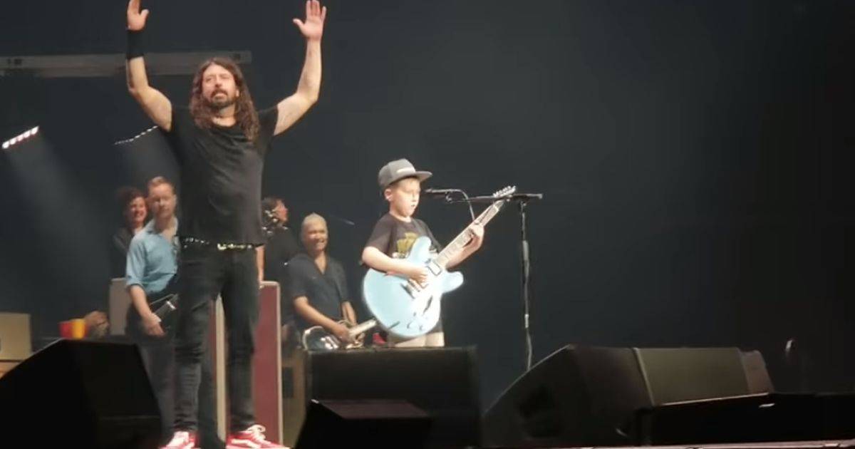 Dave Grohl invita un giovane fan sul palco e insieme suonano i Metallica