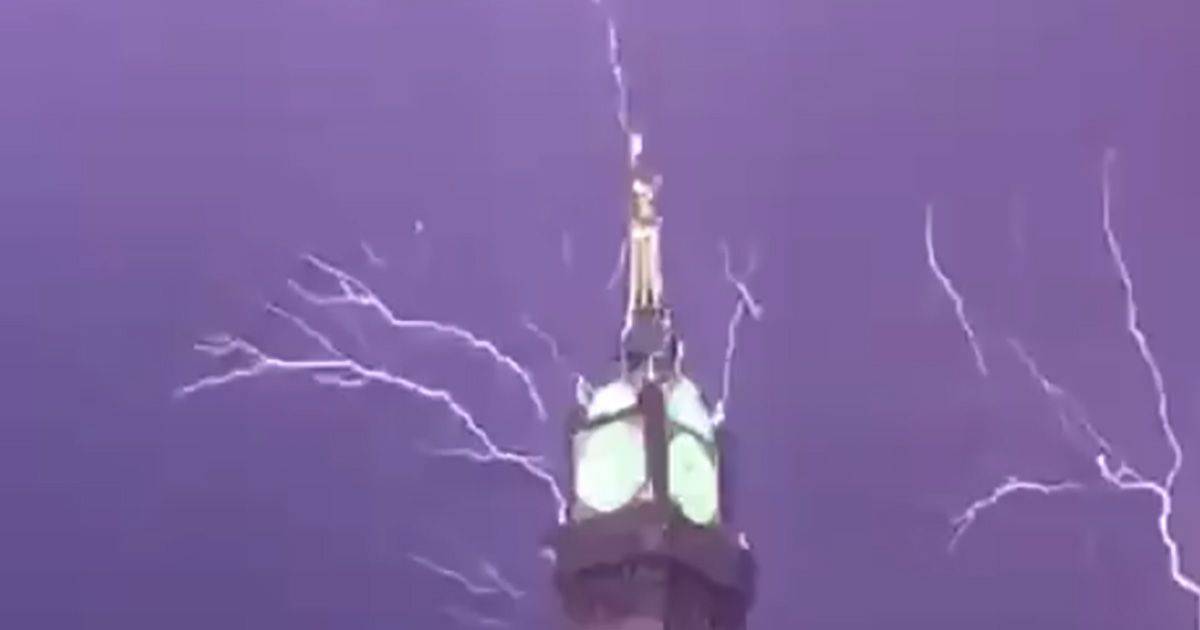 Spettacolo della natura il fulmine colpisce la torre