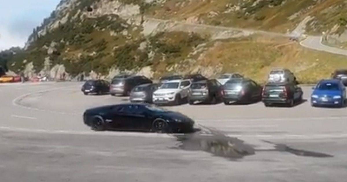 Accelera sul tornante distrugge una Lamborghini da 200mila euro