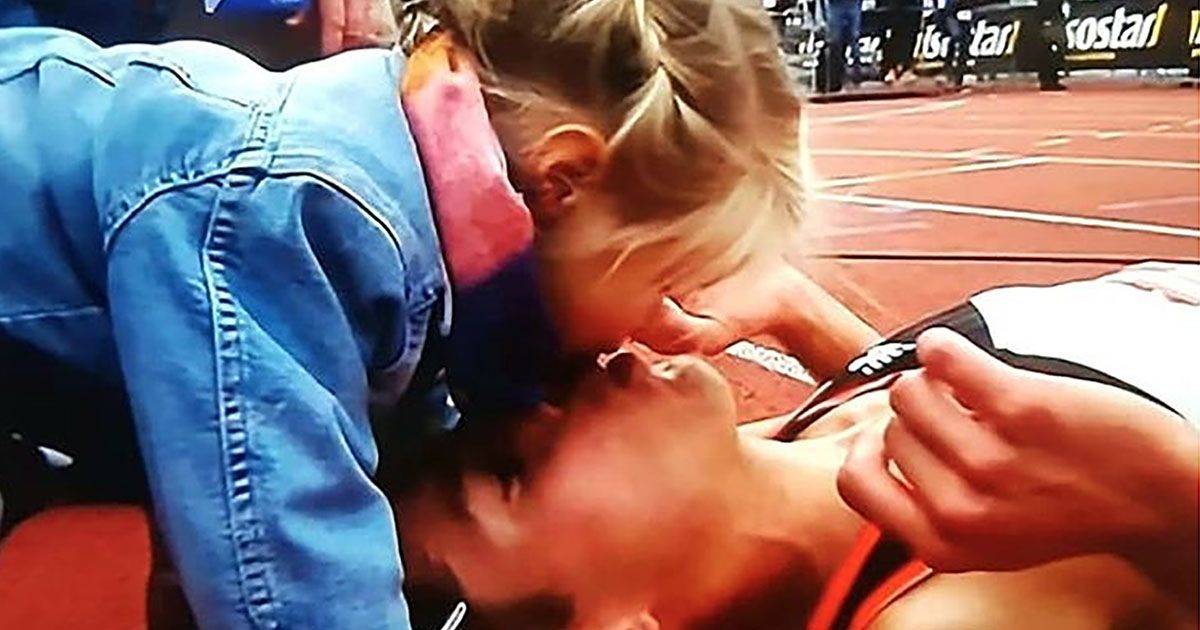 Maratoneta sfinito dai crampi si riprende grazie ai baci della sua bambina