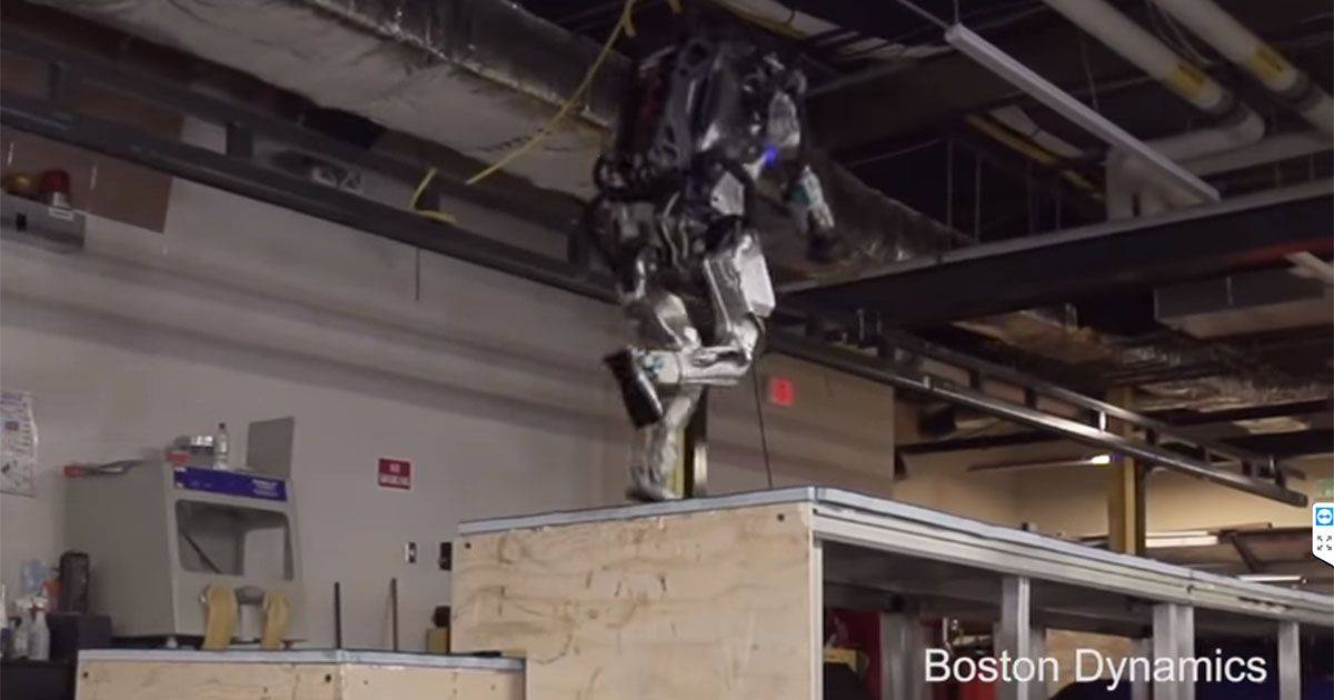 Il robot Atlas e il salti ad ostacoli sembra un essere umano