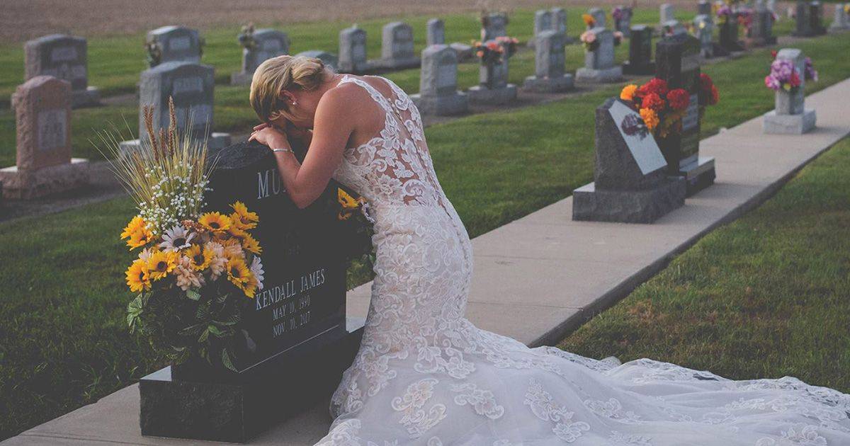 Lui muore prima delle nozze lei va sulla tomba di lui in abito da sposa
