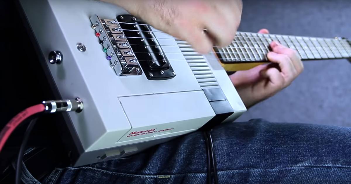 Suona il tema di Super Mario su una chitarra costruita con una console Nintendo