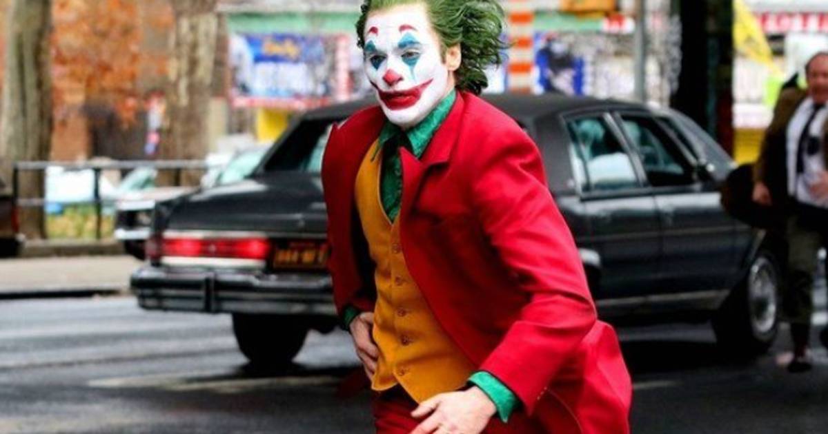 Joaquin Phoenix spaventa tutti correndo vestito da Joker nelle strade di New York