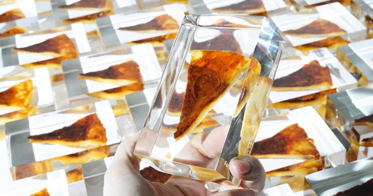 Questa artista ha sigillato tante fette di pizza in mattoni trasparenti