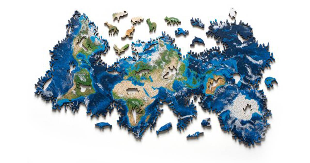 Il bellissimo puzzle della Terra con i pezzi a forma di animale