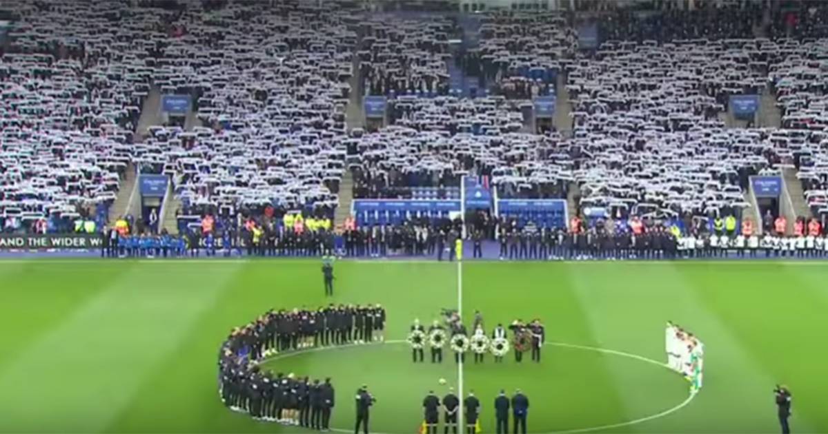 Lo stadio  pieno e in totale silenzio il Leicester ricorda il suo presidente