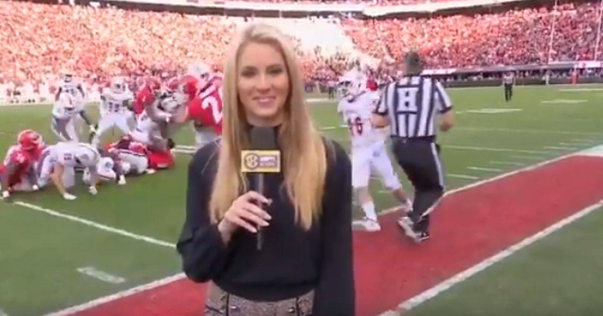 La reporter viene travolta in diretta tv durante un incontro di Football americano