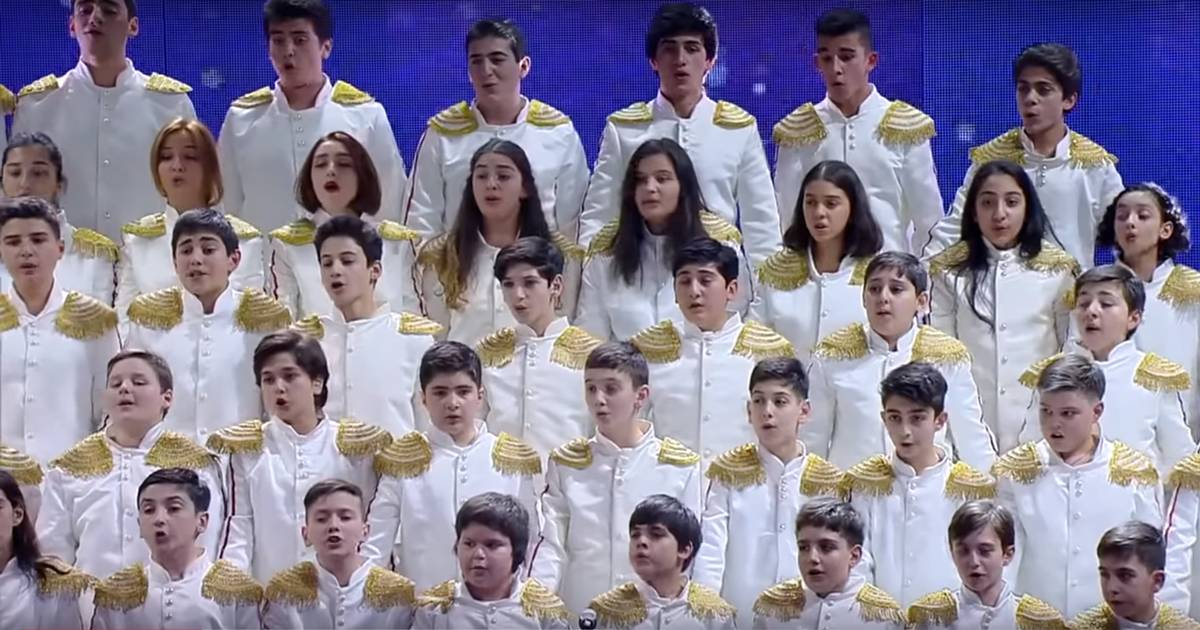 Un coro di bambini canta Bohemian Rhapsody dei Queen unesibizione formidabile