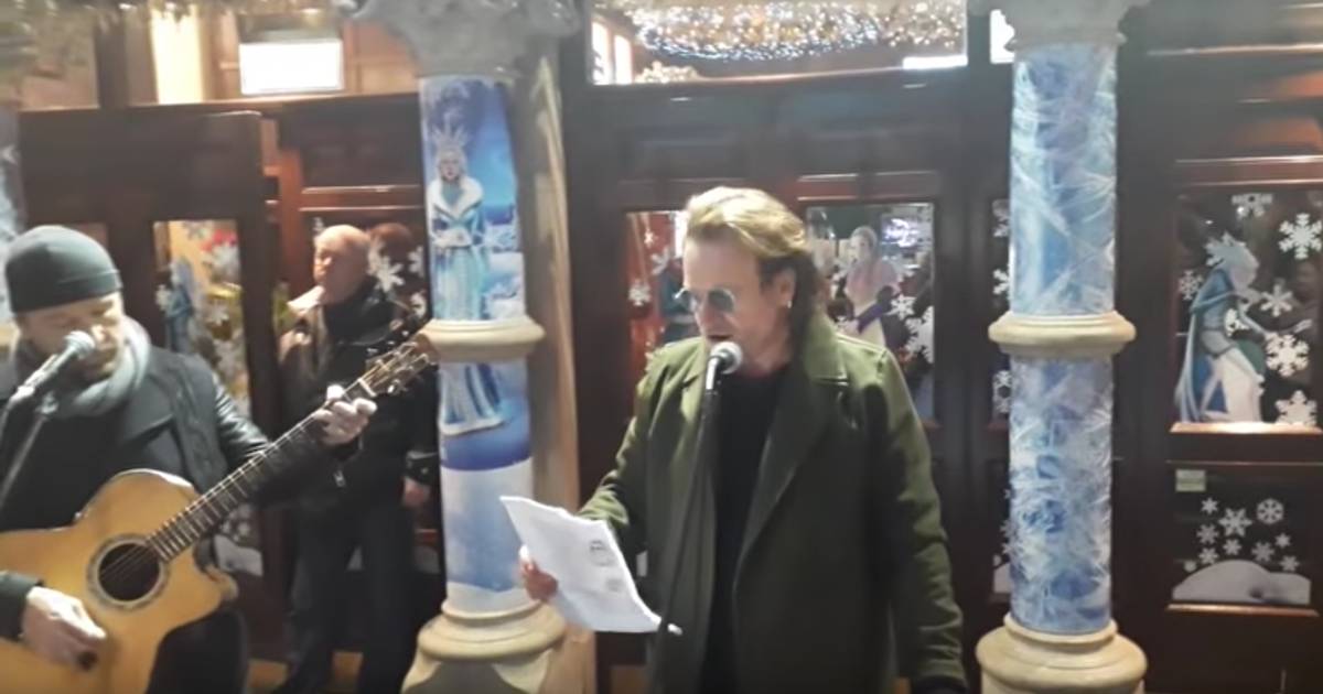 La notte di Natale Bono e The Edge degli U2 hanno suonato per strada per i senzatetto