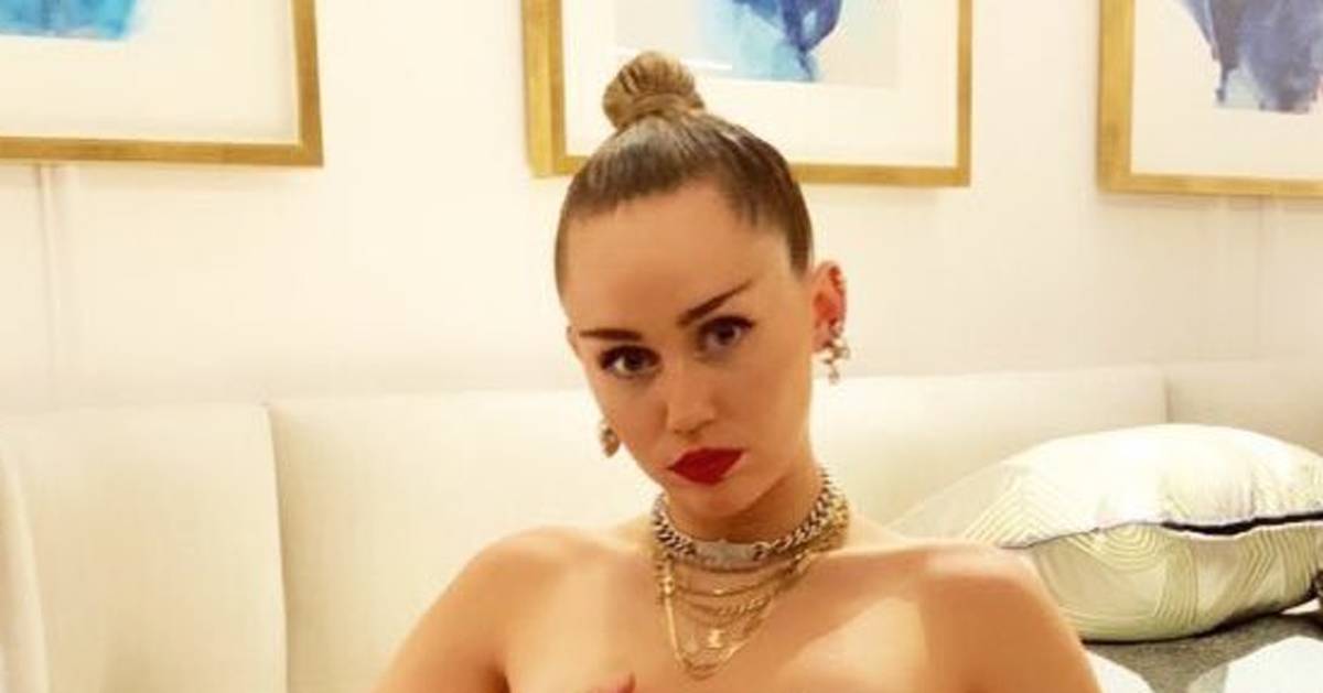 Miley Cyrus provoca i fan con una nuova foto in topless