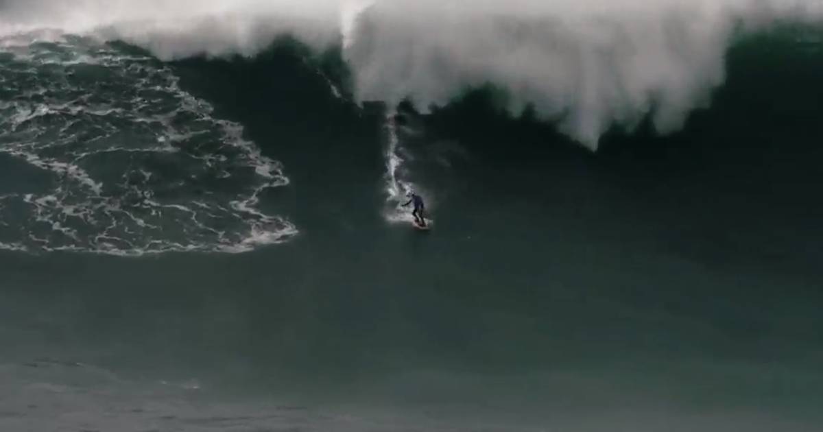 Salva un surfista prima che arrivi un8217onda gigante un atto di coraggio incredibile