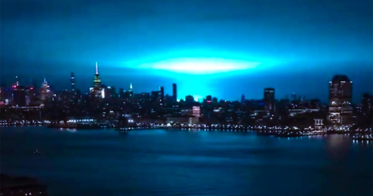 Come Independence Day una strana luce azzurra ricopre New York