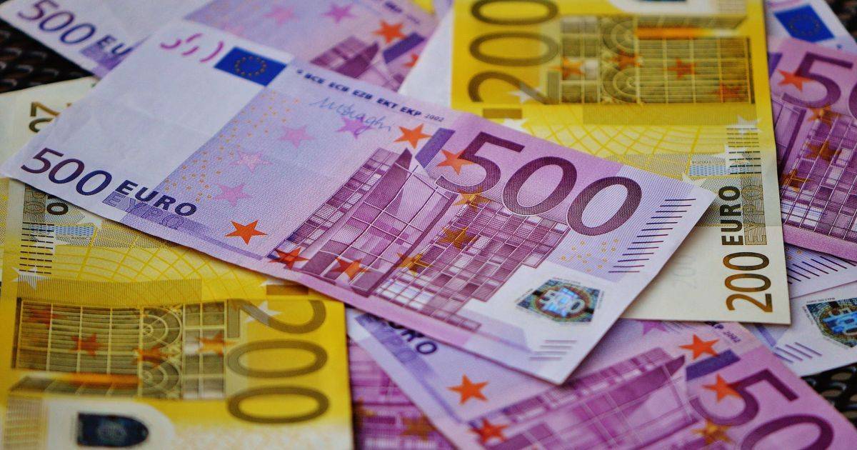 Addio alle banconote da 500 euro arrivano nuovi look per quelle da 100 e 200