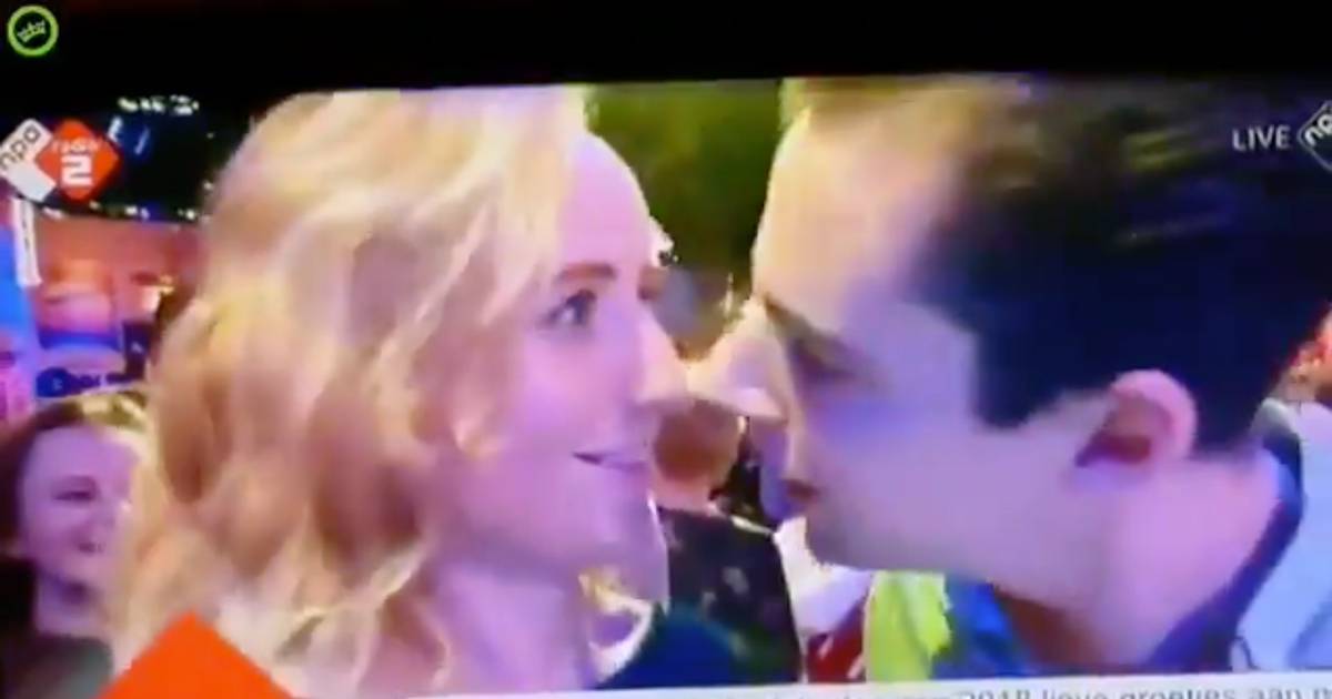 Imbarazzo in diretta tv lui prova a baciarla durante il veglione di Capodanno ma lei si scosta