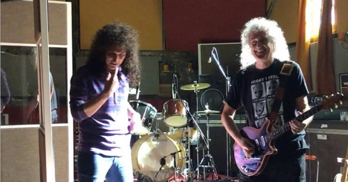 Brian May il video dove suona lassolo di Bohemian Rhapsody sul set del film