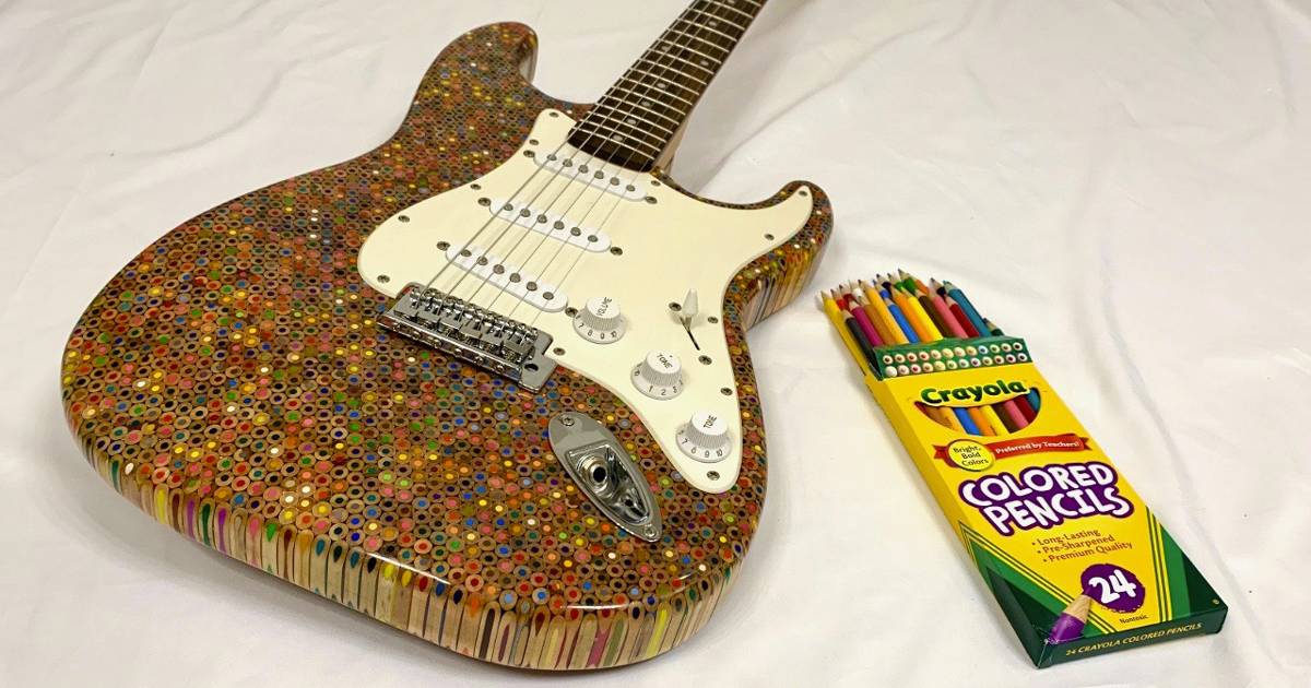 Questa bellissima Stratocaster  fatta di matite colorate