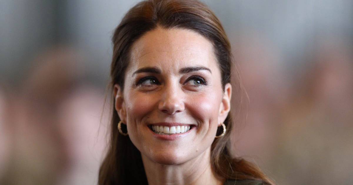 Una bimba accarezza i capelli di Kate Middleton ecco la sua reazione