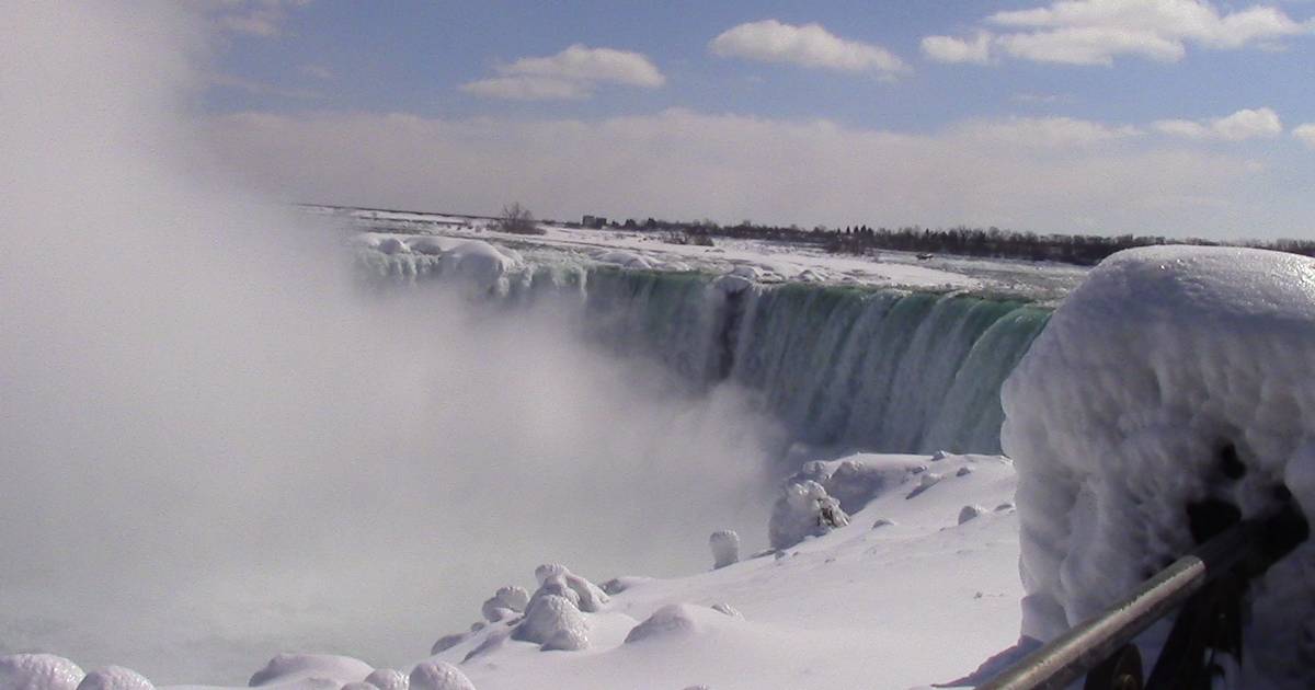 Le cascate del Niagara gelate sono uno spettacolo della natura