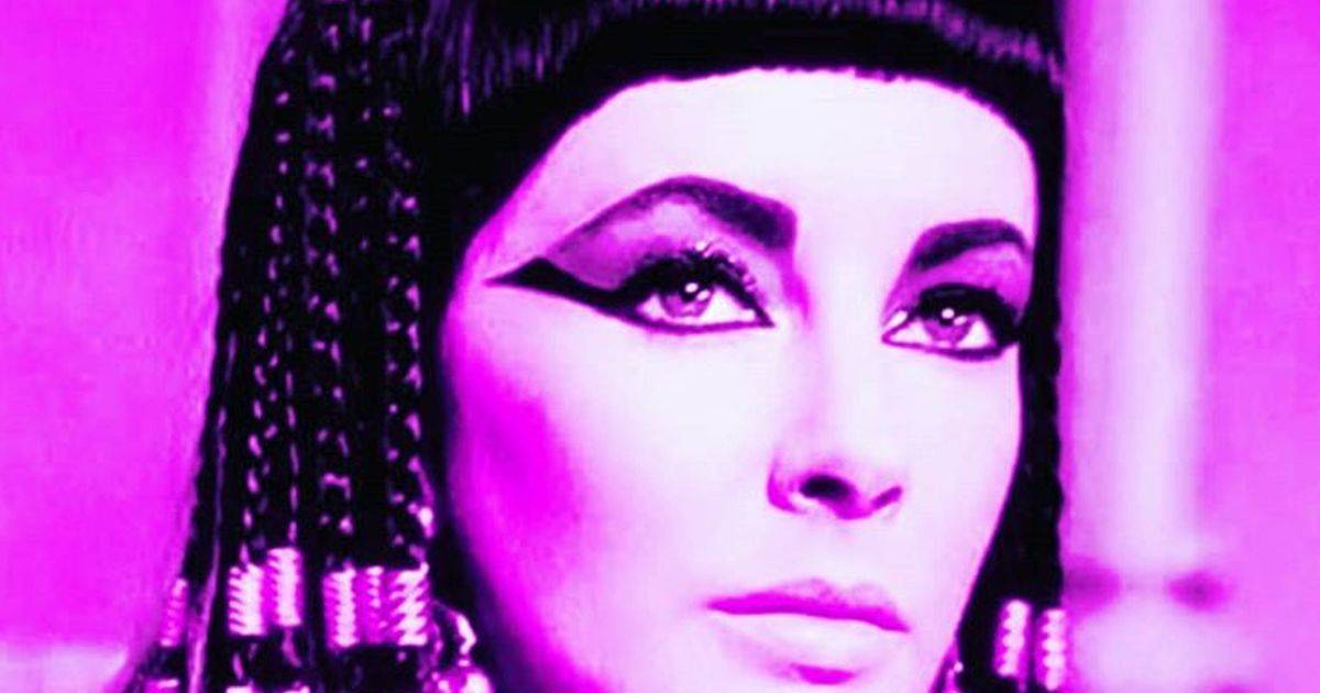 Kim Kardashian cambia look sembra Cleopatra