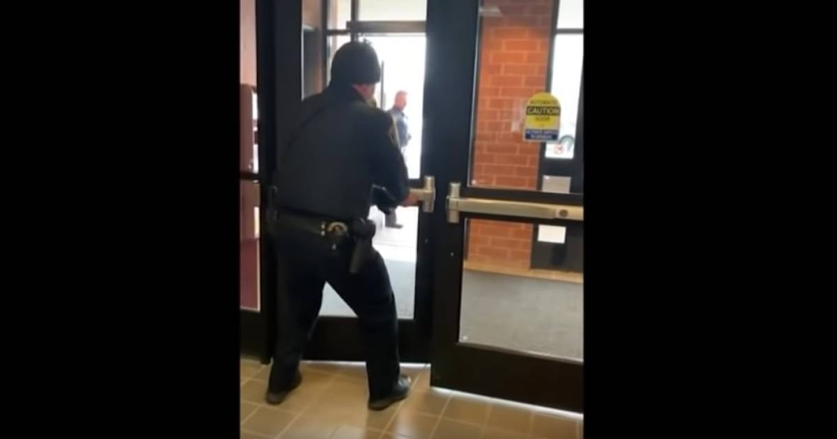Il poliziotto ha paura dello scoiattolo e tutto il commissariato si ferma il video  virale