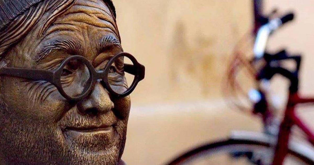 A Sanremo la statua di Lucio Dalla batte il record dei selfie