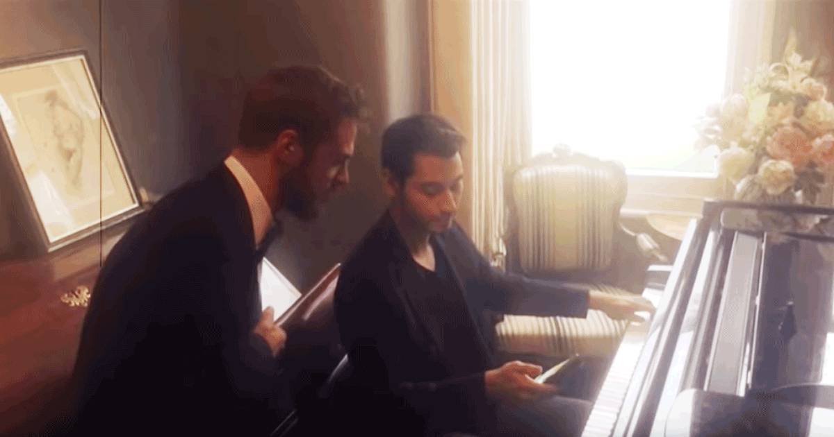 Il video del pianista che suona Chopin mentre controlla il cellulare