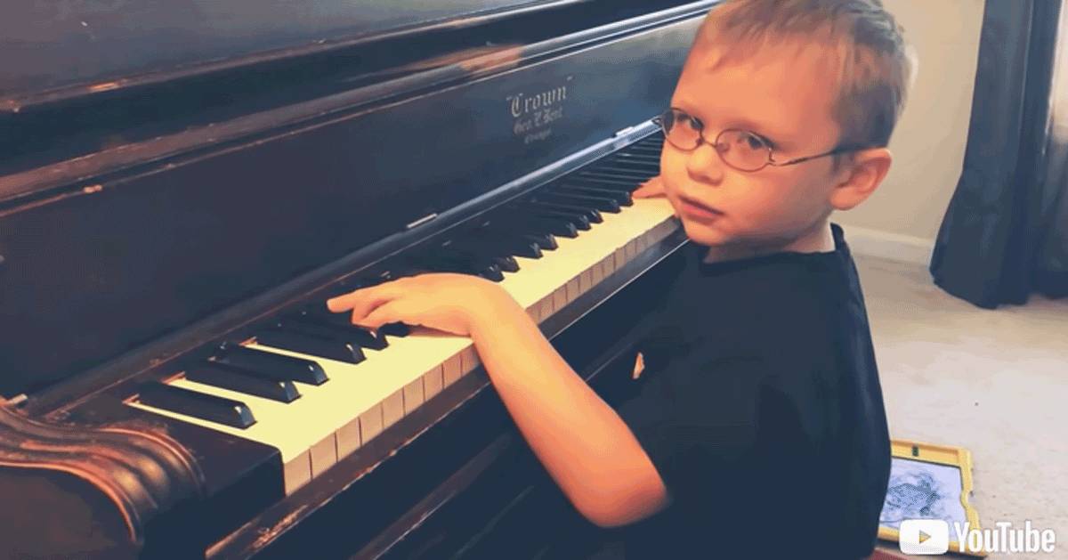 Un bambino suona Bohemian Rhapsody al piano il video  virale