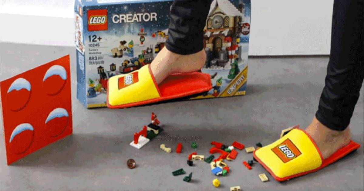 Ecco le ciabatte Lego che proteggono il piede dai mattoncini