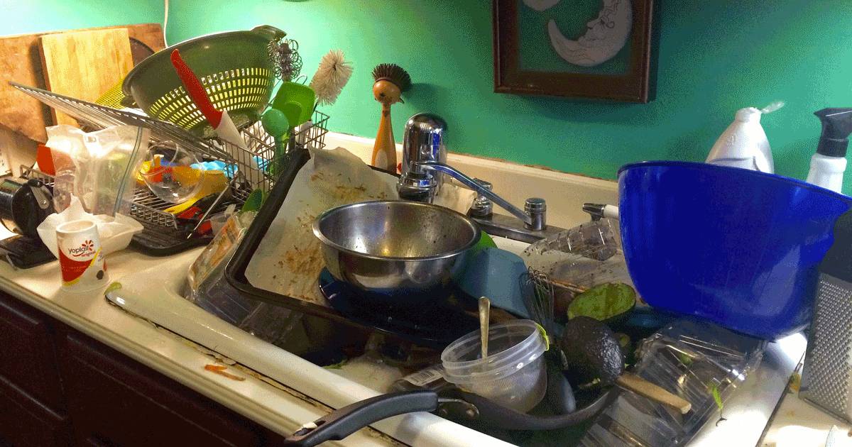 Gli uomini che lavano i piatti sono più felici, lo dice la scienza