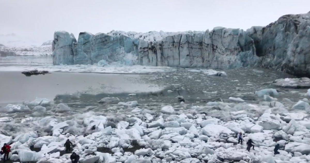 Il ghiacciaio si spacca creando onde enormi il video